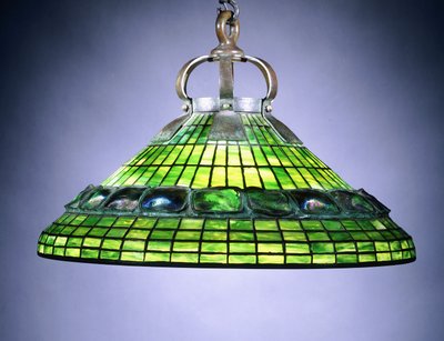 Uma telha de tartaruga de vidro com chumbo e lustre de bronze de School American
