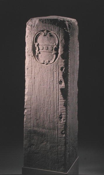 Marcador de Pedras com Crista de Penn (pedra) de School American
