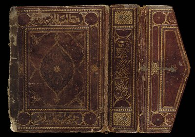 Capa de um Alcorão Cúfico quase completo, Norte da África ou Oriente Próximo, início do século 10 (couro e velino) (ver também 488352-8) de School Arabic