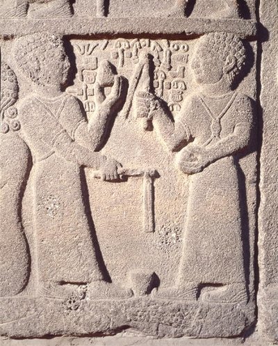 Relevo retratando dois meninos brincando com um pião, de Carchemish, Turquia, neo-hitita de School Assyrian