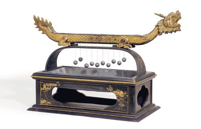 Um relógio chinês de fogo do dragão laqueado em preto e dourado (madeira e chumbo com laca e dourado) de School Chinese