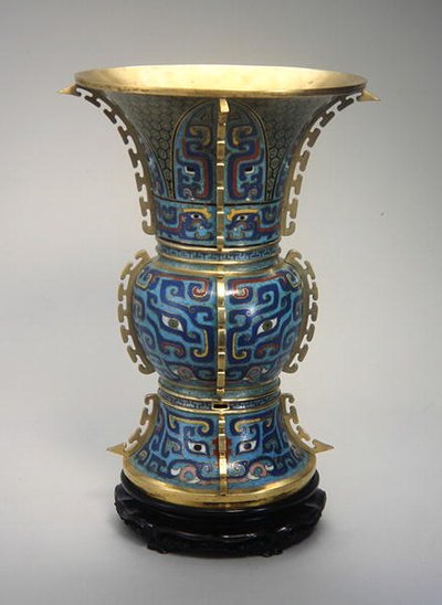 Um vaso e suporte em forma de Zun (cloisonne enamel & zitan) (ver também 272147) de School Chinese