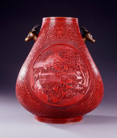Um grande vaso esculpido em forma de pêra de laca vermelha (laca vermelha) de School Chinese