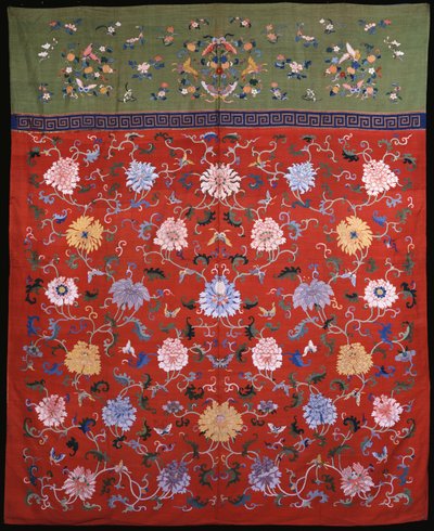 Grande enforcamento tecido em kossu em sedas coloridas sobre fundo vermelho, com borda superior verde-maçã, chinês do século XVIII ou XIX (seda) de School Chinese
