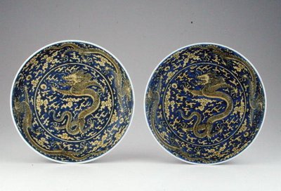 Um par de pratos de dragão azul e amarelo (cerâmica) de School Chinese