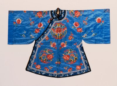 Um manto informal de cetim azul não-me-esqueças, bordado em sedas com peônia e redondas de borboletas salpicadas de flores de lótus, pêssegos e outras frutas e flores (cetim, seda) de School Chinese