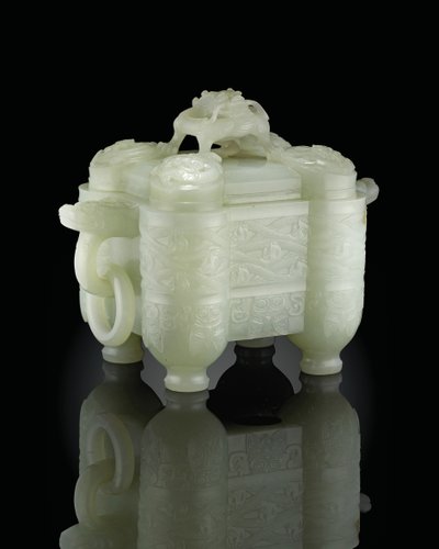 Embarcação e cobertura arcaístas, Tulu, Período Qianlong (1736-95) (celadon jade pálido) (ver também 619015) de School Chinese