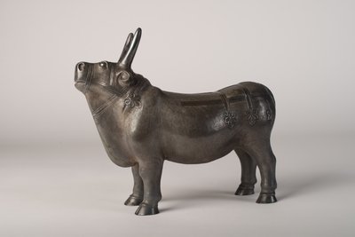 Touro (prata com decoração perseguida e repoussé) de School Chinese