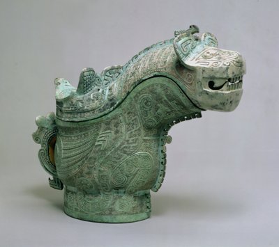 Vaso para servir vinho &39;Kuang&39; ritual coberto com decoração de tigre e coruja, Dinastia Shang (bronze fundido com pátina verde) de School Chinese