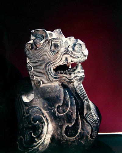 Detalhe de uma quimera, seis dinastias (220-589) (pedra) de School Chinese
