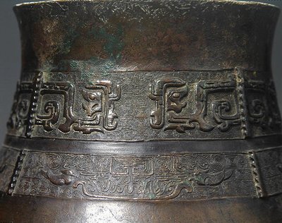 Detalhe de um vaso Hu Vase com Decoração Fundida (bronze) (detalhe de 272172) (ver também 272174) de School Chinese