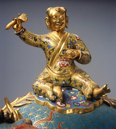 Detalhe de um Rider de um par de Qilin, período Qianlong (1736-95) (cloisonne e esmalte de champleve com metal dourado) (ver também 272142) de School Chinese
