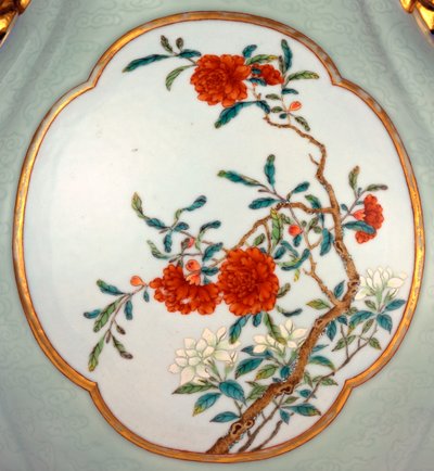 Detalhe de um vaso fino e muito raro da família rosa celadon com esmalte dourado de Prunus e Roses de School Chinese