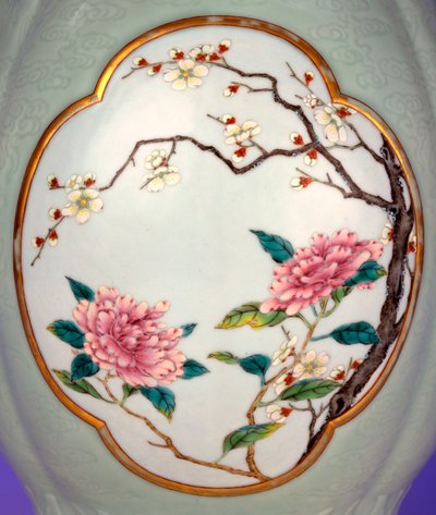 Detalhe de um vaso fino e muito raro da família rosa celadon com esmalte dourado de Prunus e Roses de School Chinese