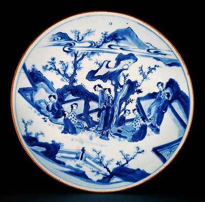 Prato pintado em azul com figuras de senhoras, período transitório, c.1640 (porcelana) de School Chinese