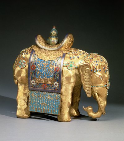 Figura de um elefante, com enfeites de esmalte e cabochões de coral e turquesa, tecido de sela decorado com emblemas budistas, período Chien Lung, c.1780 (bronze dourado, esmalte, coral e turquesa) de School Chinese