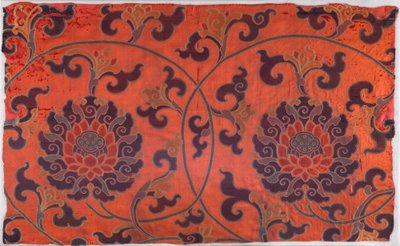 Fragmento de têxtil com desenho de flores de lótus, caules e folhas enrolados (cetim de trama articulada) de School Chinese