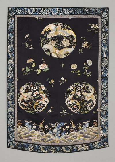 Pendurado, c.1750-1800 (Seda com bordado (ponto cetim), natural
e corantes sintéticos) de School Chinese