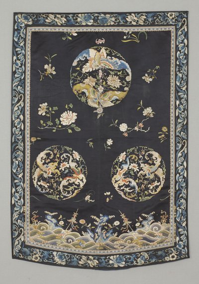 Pendurado, c.1750-1800 (Seda com bordado (ponto cetim), natural
e corantes sintéticos) de School Chinese