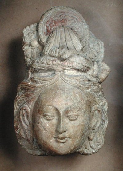 Cabeça de um Bodissatva com um penteado elaborado, de Tumshuq (Xinjiang) Século 6-7 (terracota) de School Chinese