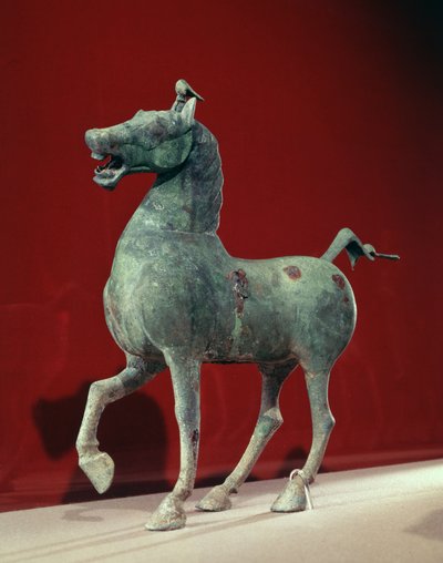 Cavalo, de Wu-wei, Kansu, Dinastia Han Oriental (bronze) de School Chinese