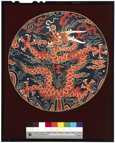 Insígnia do Príncipe do Quarto Grau (com perfil de dragão), c.1700-25 (seda) de School Chinese