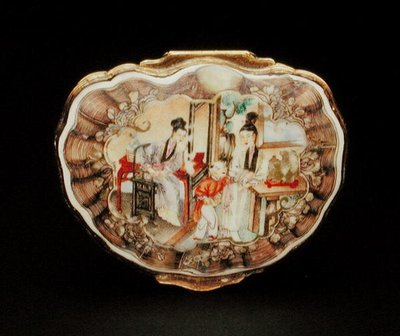 Tampa da caixa de rapé em forma de concha, período Qianlong (1736-95) c.1760 (porcelana) (ver também 210139) de School Chinese