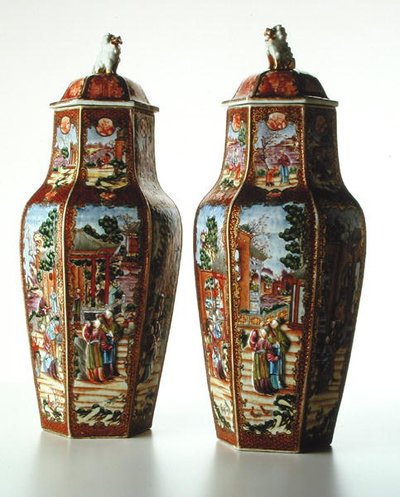 Par de Vasos Hexagonais Chineses com suas Tampas, Período Qianlong (1736-95) (porcelana) de School Chinese