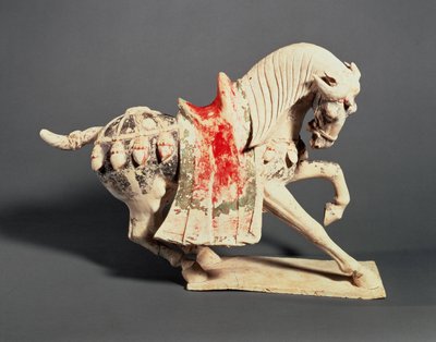 Cavalo empinado, estatueta de tumba, século 7 e início do século 8, dinastia T&39;ang (louça de barro branca moldada, combinação branca e pigmentos) de School Chinese