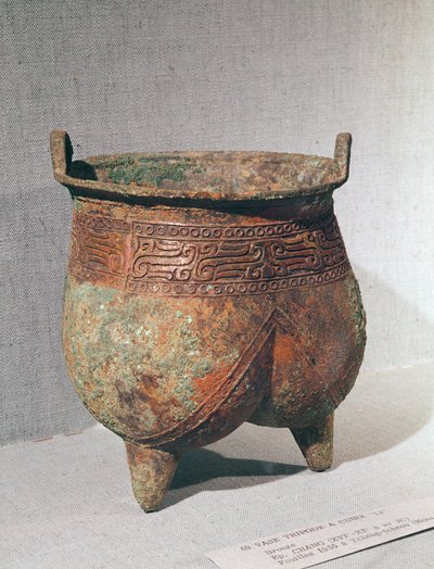 Recipiente ritual &39;li&39; com corpo lobulado e ornamento de dragões k&39;uei, de Pai-Chia-Chuang, Zhengzhou, Henan, Dinastia Shang de School Chinese