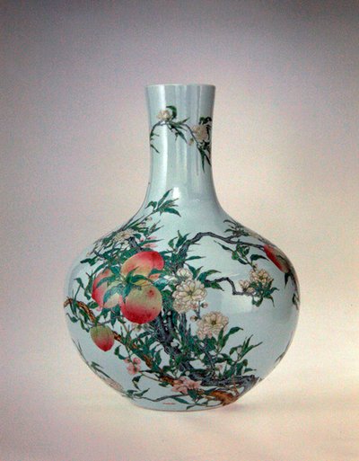 Vaso com pêssegos, Período Qianlong (1736-95) (porcelana com esmaltes sobre esmaltes) de School Chinese