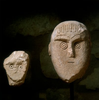 Cabeças cônicas, de um monumento funerário encontrado em Daunia de School Daunian