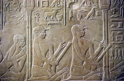 Antigo Egipto, Relevo/Escultura, Túmulo de Merereuka, Mastaba de Merereuka, 6ª Dinastia, Saqqara, Anciãos de aldeia forçados a admitir as suas declarações de impostos incorrectas aos funcionários (foto) de School Egyptian