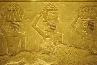 Antigo Egito, Escultura/Pintura mural, Mastaba/Túmulo de Idout, Saqqara, 2323-2150 a.C., Portadores com oferendas (foto) de School Egyptian