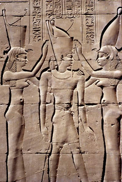 Antigo Egipto, Pintura/gravura mural, Um rei recebe a coroa dupla de Ísis e Néftis, Templo de Hórus, Edfu (foto) de School Egyptian