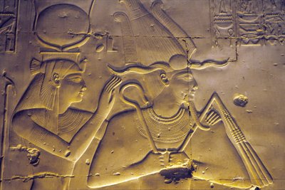 Antigo Egipto, Pintura/gravura mural, Deusa Ísis abraça o seu marido sentado, Osíris, Templo de Seti I, Abydos de School Egyptian