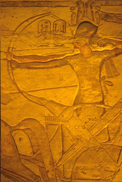 Antigo Egipto, Pintura mural/Escultura, Ramsés II na sua carruagem na batalha de Kadesh, Templo de Ramsés II e Nefertari, Abu Simbel de School Egyptian