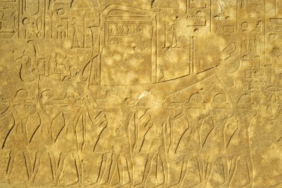 Egipto antigo, Pintura/gravura mural, Barca sagrada de Amon a ser transportada do templo, Templo de Karnak, Luxor (foto) de School Egyptian