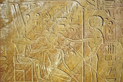 Antigo Egipto, Pintura/gravura mural, Sakhmet dirige-se a Amon Ra e Hatshepsut, Templo de Karnak, Luxor de School Egyptian
