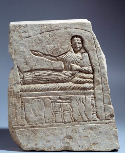 Arte Egípcia Antiga: estela funerária em pedra calcária em nome de Lady Artemis. (com banquete tardio) de Kom Abu-Billou (Abu Billou), Egipto. Altura 24 cm. Período baixo (século III d.C.). Paris, Musee Du Louvre de School Egyptian