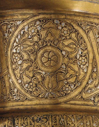 Detalhe de um suporte de bandeja embutido, Mamluk Egito ou Síria, primeira metade do século 14 (prata e latão) (ver também 448375) de School Egyptian