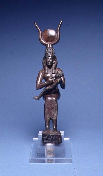 E.122-1954 Iris Nursing Horus (vista frontal) Egyptian, 715-525 BC (liga de cobre) (ver também 89138) de School Egyptian
