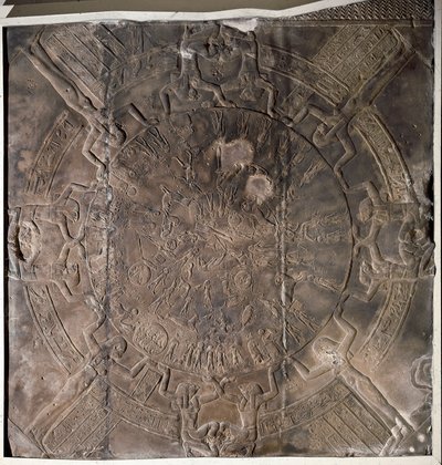 Antiquidade egípcia: "O Zodíaco" Baixo relevo do tecto da capela leste de Osíris no templo de Hathor em Denderah. Período Ptolemaico (332-30 a.C.) Paris, Museu do Louvre de School Egyptian