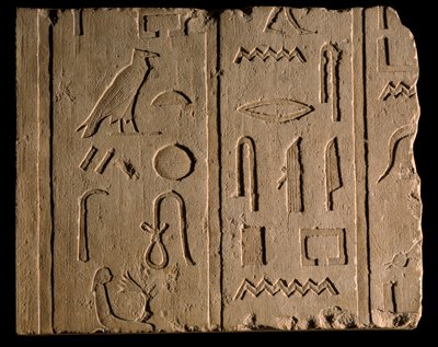 Antiguidade egípcia: insciência funerária a mencionar uma senhora chamada Takhout. Século 8 AC. Paris, Museu do Louvre de School Egyptian