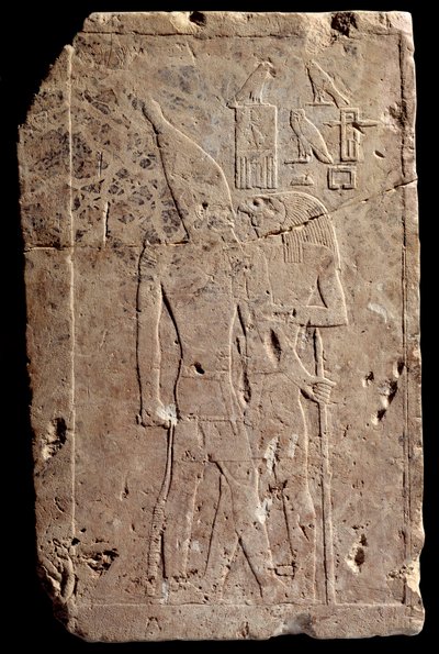 Antiquite egípcio: relevo calcário representando o rei Qahedjet (Kahedjet) abraçado pelo deus Horus. Antigo império. Fim da 3ª dinastia. 2700-2620 AC. Paris, Museu do Louvre. de School Egyptian