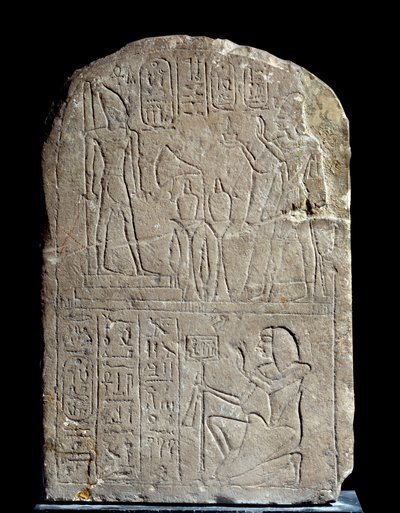 Antiquite egípcio: estela de calcário em nome da porta do signo do Rei Anya. No cabide, o faraó Ramsés II oferece incenso à sua própria estátua divina colossal. Regne de Ramsés II (1279-1213 a.C.). Do serapeum Saqqara. Sol 0,44x0,3 m Paris, musee du Louvre de School Egyptian
