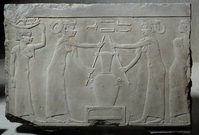 Antiquite egípcia: baixo relevo calcário representando mulheres pressionando flores de lírio para extrair a essência chamada "extração de lirinon" por volta de 500-400 AC (Era Saite?). Baixa época. Sol 0,29x0,37 m Paris, musee du Louvre de School Egyptian
