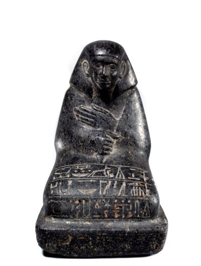 Antiquite egípcia: escultura em gabbro representando Senpou oficial sénior. Império Médio (2033-1710 a.C.) Paris, Museu do Louvre de School Egyptian