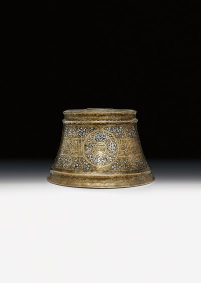 Base de candelabro mameluco com o nome de sultão Shihab Al-Dunya Wa Al-Din Ahmad bin Al-Malik Al-Nasir Muhammad de School Egyptian