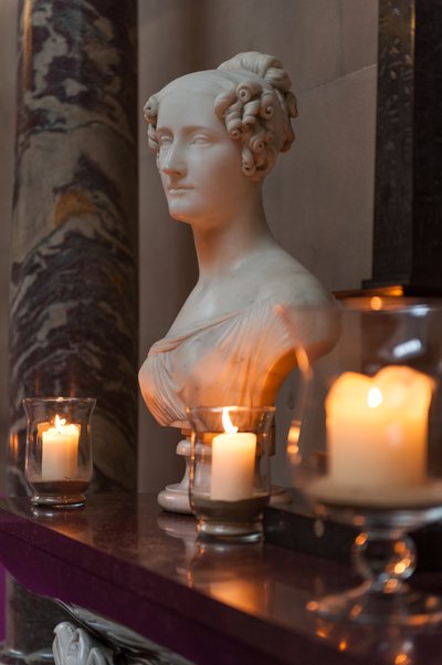 Busto de uma senhora (mármore) de School English